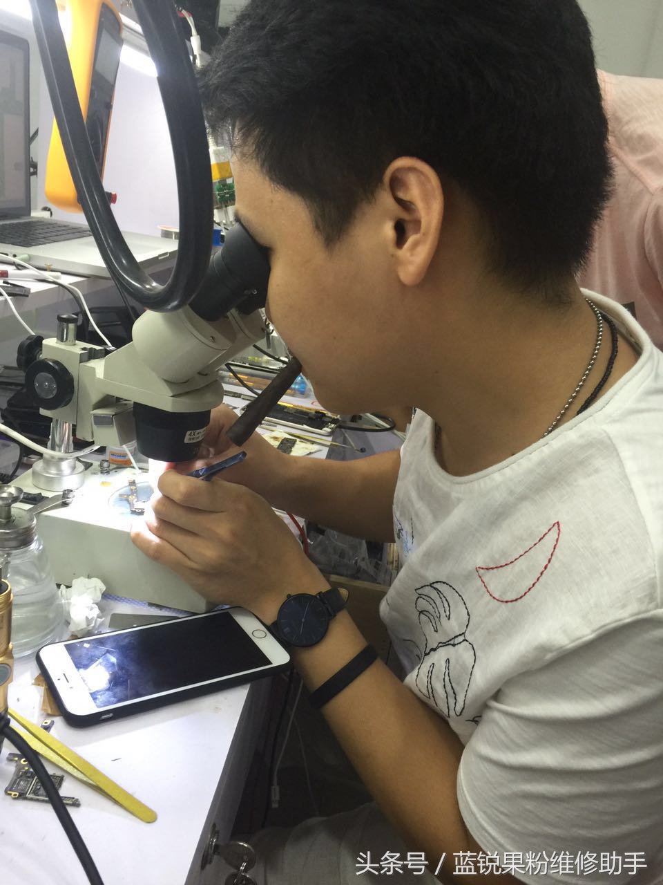 iphone手机蓝屏开不了机怎么办,iphone手机蓝屏