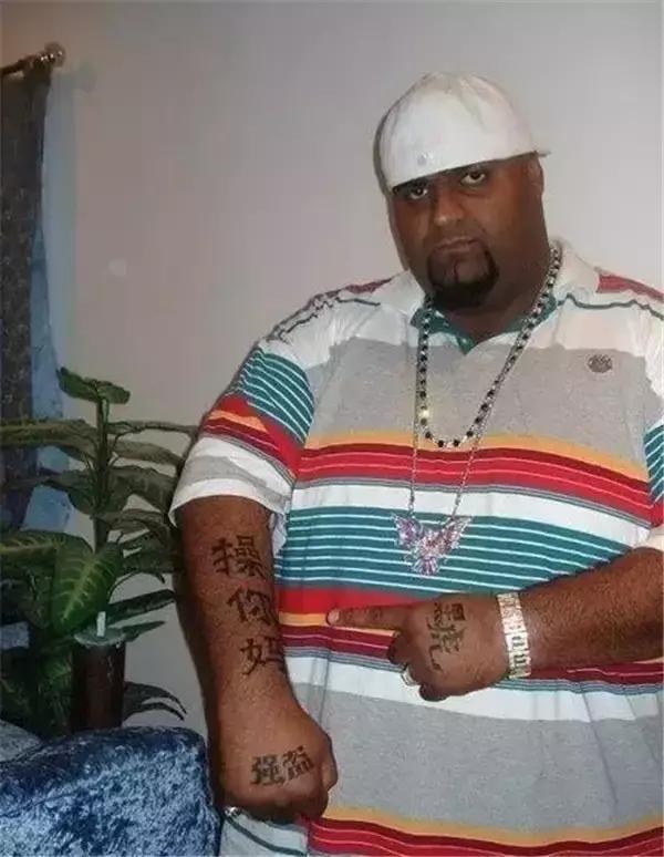 不懂英文衣服上的字母尴尬了,不懂英文别乱穿