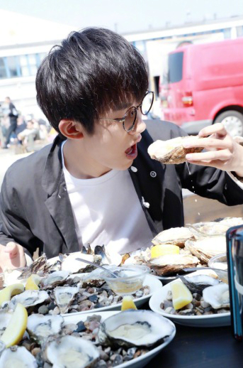 易烊千玺代言的单品,杨幂易烊千玺时尚单品