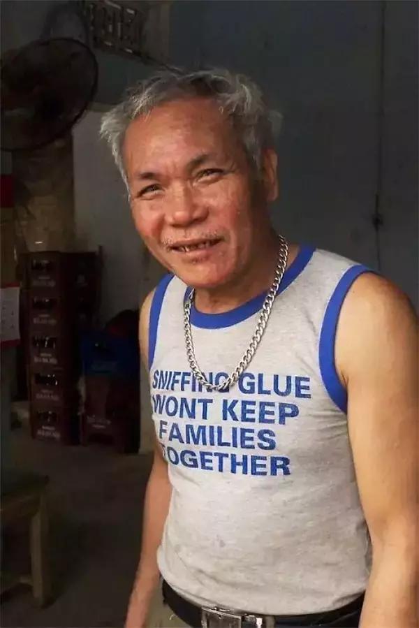 不懂英文衣服上的字母尴尬了,不懂英文别乱穿