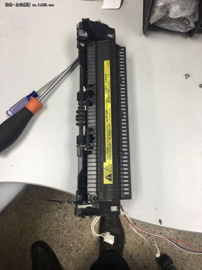 惠普1020打印纸张出现褶皱,惠普1015打印机打印出来纸张发黑