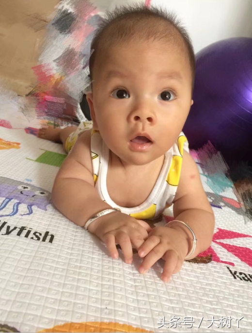 这个小师哥萌娃，年纪轻轻就有一大堆表情包了