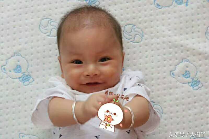 这个小师哥萌娃，年纪轻轻就有一大堆表情包了