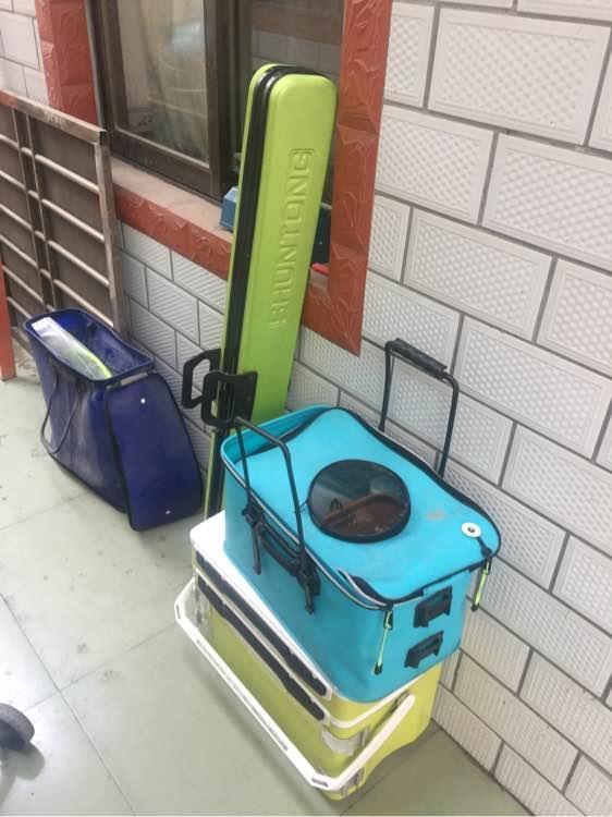 上班绑鱼钩，午休去钓鱼，因为工作耽搁了钓鱼，太不值！