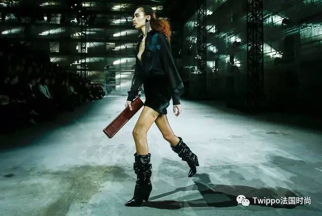 迷你小肩包,现在还流行小皮包包吗