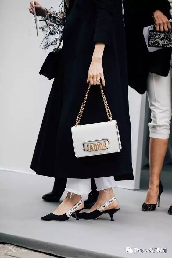 迷你小肩包,现在还流行小皮包包吗