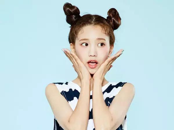 周冬雨和赵薇的合影,周冬雨赵薇对比