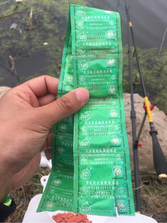 上班绑鱼钩，午休去钓鱼，因为工作耽搁了钓鱼，太不值！