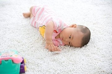 如何教拉布拉多快速学会翻身,宝宝学会翻身后不会低头