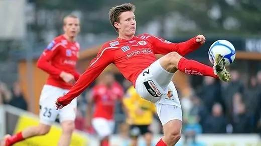 张玉宁荷甲高光时刻梅开二度,张玉宁为什么不踢世预赛