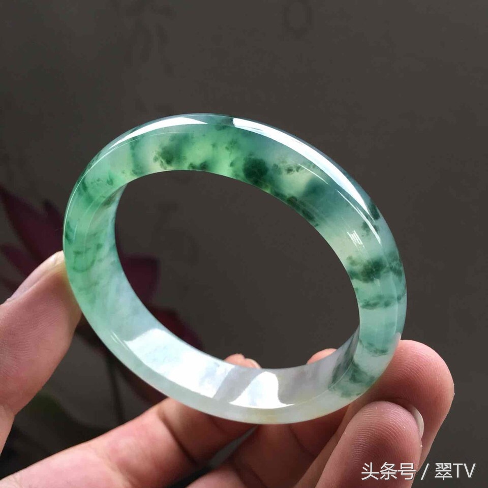 都说赌石的水头最难懂，翠TV教你如何看翡翠的水头