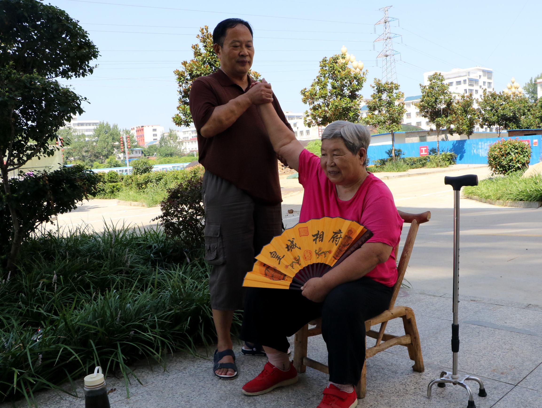 模范丈夫赵西河不离不弃照顾病妻