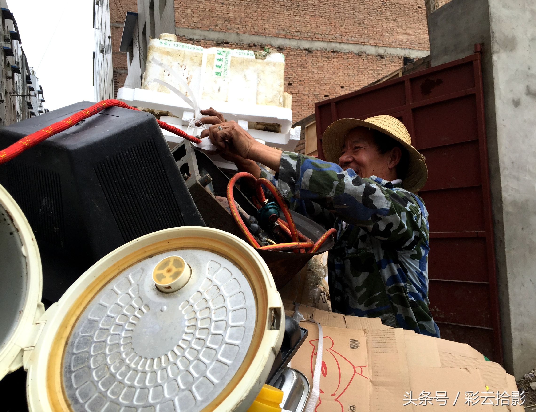 老人捡破烂一年攒了8000块钱后续,老人一年捡破烂赚了8000原视频