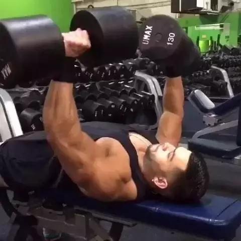 胸肌左右肌肉大小不一样该怎么练,胸肌不对称单侧偏大怎么办