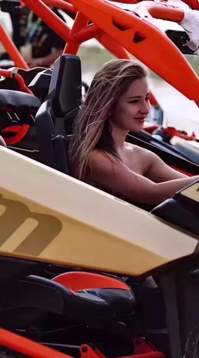 玩越野的另一道风景线，女星辣妹