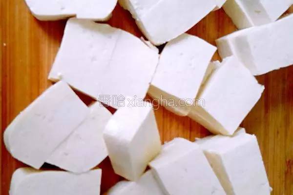 家常炖鱼最正确的方法,炖鱼时不用水炖用它鱼肉鲜嫩不老