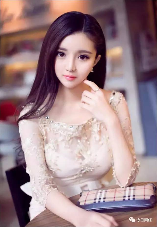 年入百万，樱花公益女神，“楚楚”动人的足球宝贝