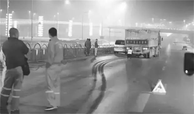 车被剐蹭怎么拍照,车子发生剐蹭怎么拍照