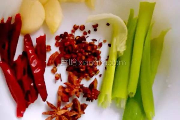 炖鱼要用什么水最好吃窍门,炖鱼的正确方法不用啤酒炖