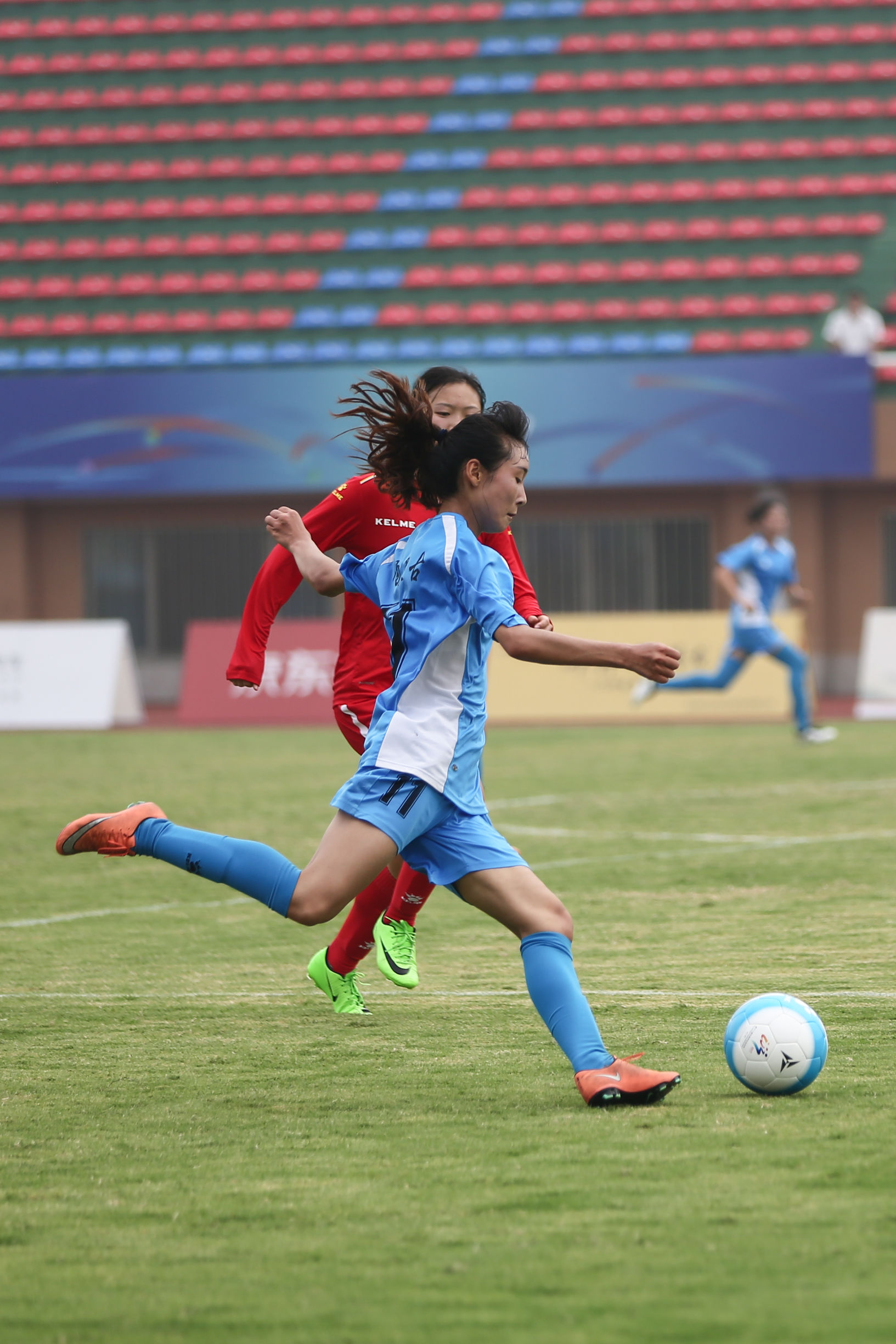 谢震业突破10秒夺冠,女子足球比赛片段