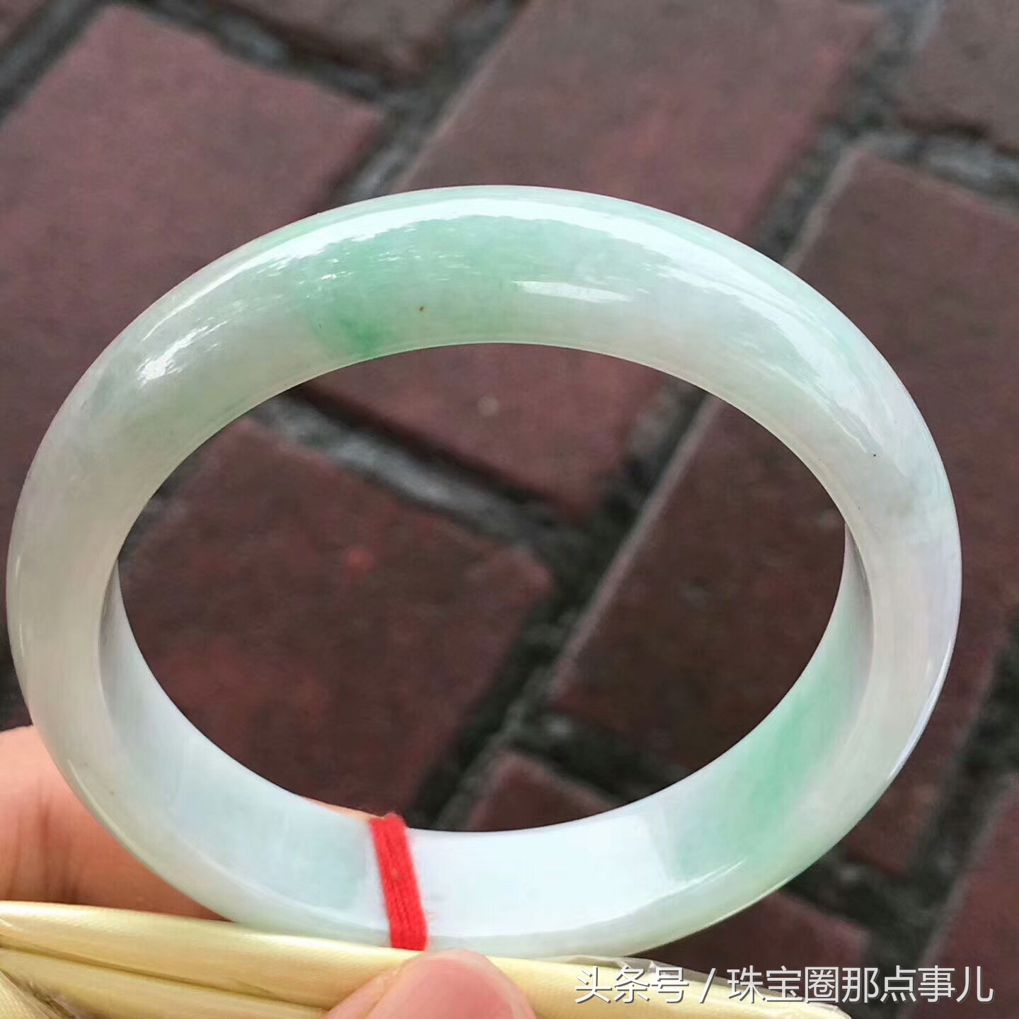 万元左右的玉手镯值得买吗,万元左右的翡翠镯芯料