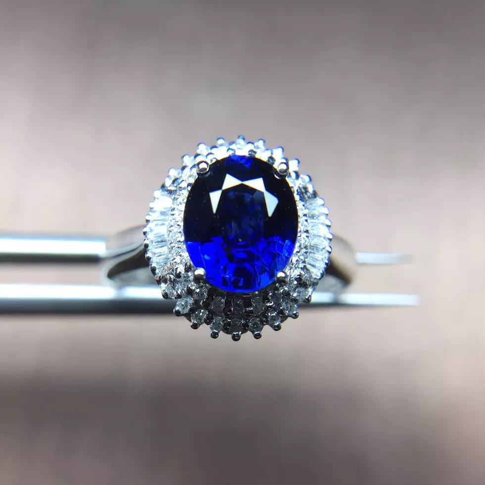 蓝宝石如何佩戴最吸睛，让她们来告诉你！