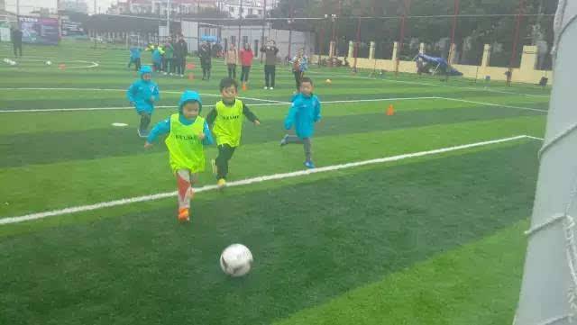 职业球员踢球小技巧,业余球员雨天踢球视频