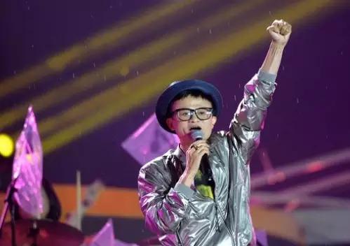 李彦宏演佐罗丁磊扮僵尸王健林吼一无所有，阿里年会马云演啥？