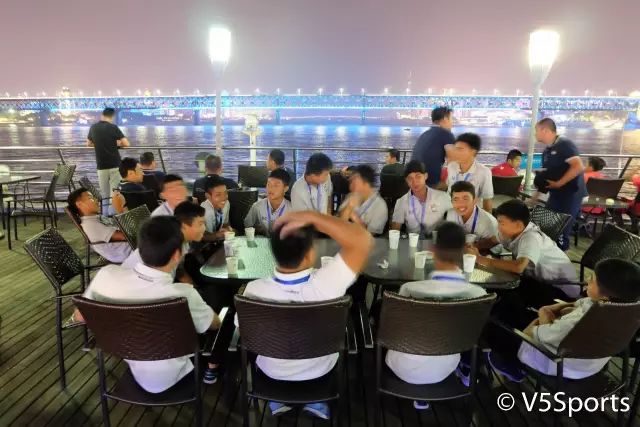 嗨翻天！亚洲足球小将夜游江城六国少年才华横溢
