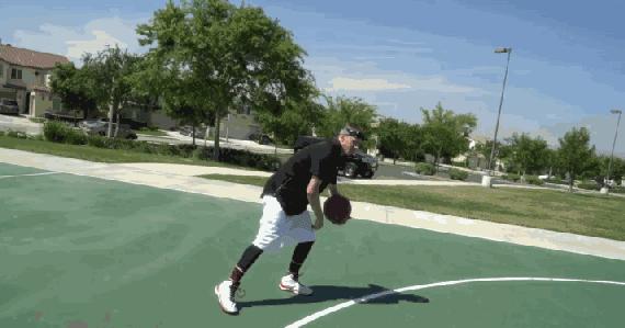 In-and-Out+背后运球教程