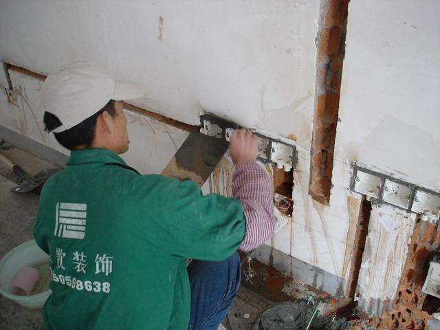 墙上插座老是掉怎么办,墙壁上的插座松动了如何解决