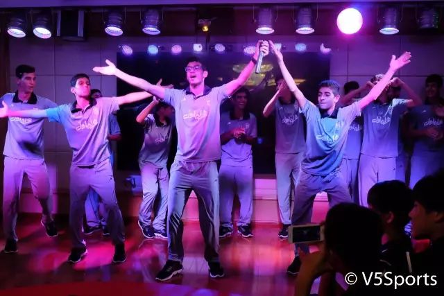 嗨翻天！亚洲足球小将夜游江城六国少年才华横溢