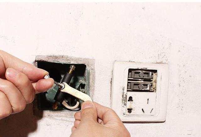 墙上插座老是掉怎么办,墙壁上的插座松动了如何解决