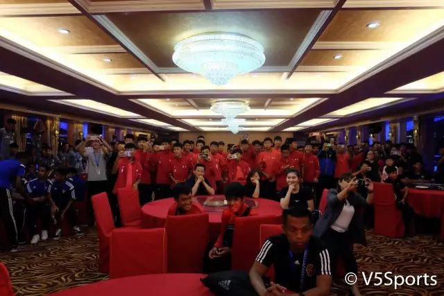 嗨翻天！亚洲足球小将夜游江城六国少年才华横溢