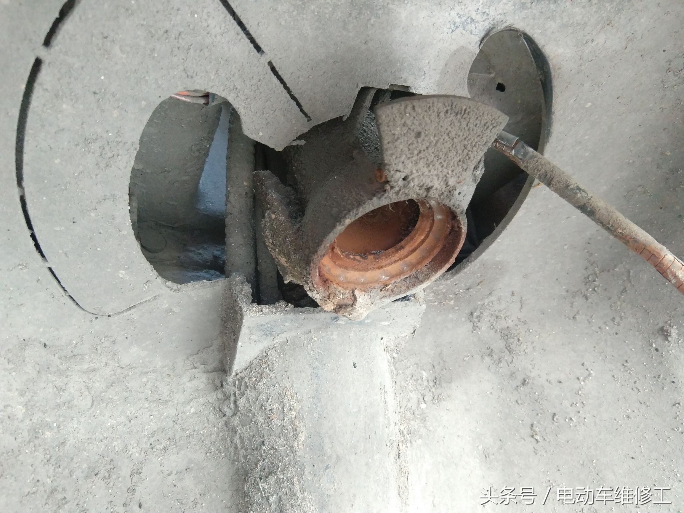 电动车车头反复晃动怎么解决,电动车车头晃动维修全教程
