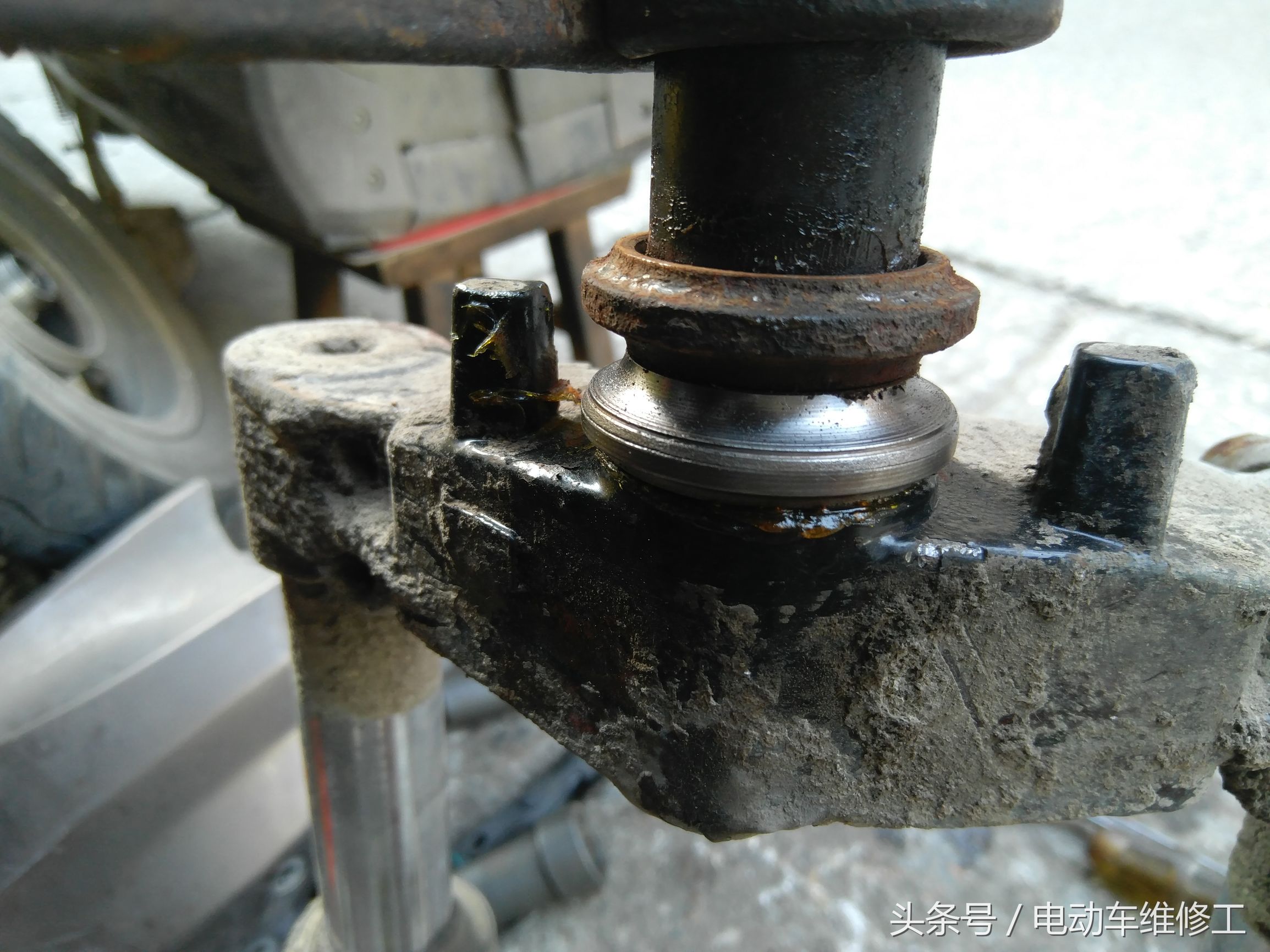 电动车车头反复晃动怎么解决,电动车车头晃动维修全教程