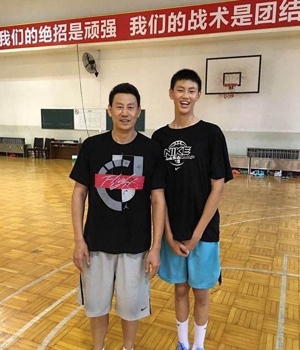 又一篮球天才横空出世！17岁身高2米16，将接班国手老爸