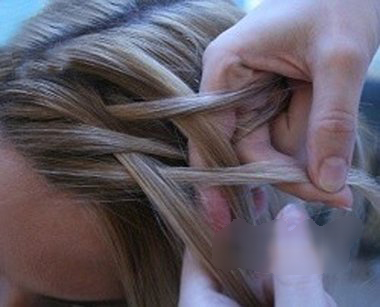 鱼尾辫怎么编最简单最好看,头发不长不短怎样编最好看