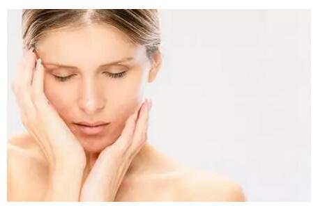 身体皮肤过敏后干燥起皮怎么修复,脸上过敏干痒红肿紧绷起皮涂什么