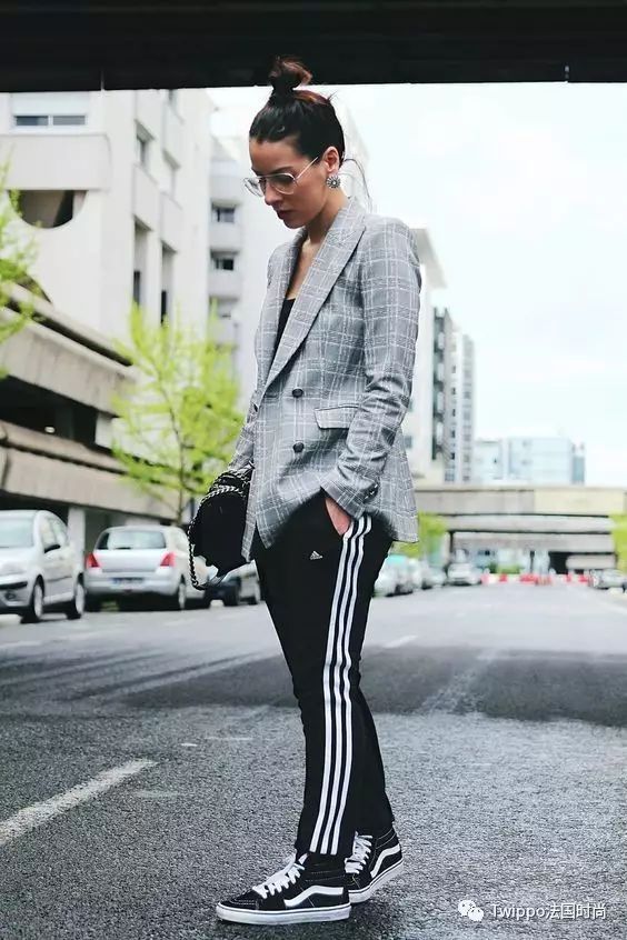 今年流行格纹西装还是纯色的,复古西装格纹西装哪个好看