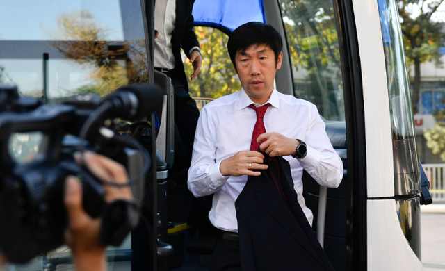 国足主帅致歉视频,国足三人获褒奖后防核心遭重罚