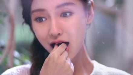 赵丽颖代言德芙巧克力广告视频,赵丽颖代言德芙巧克力的礼服