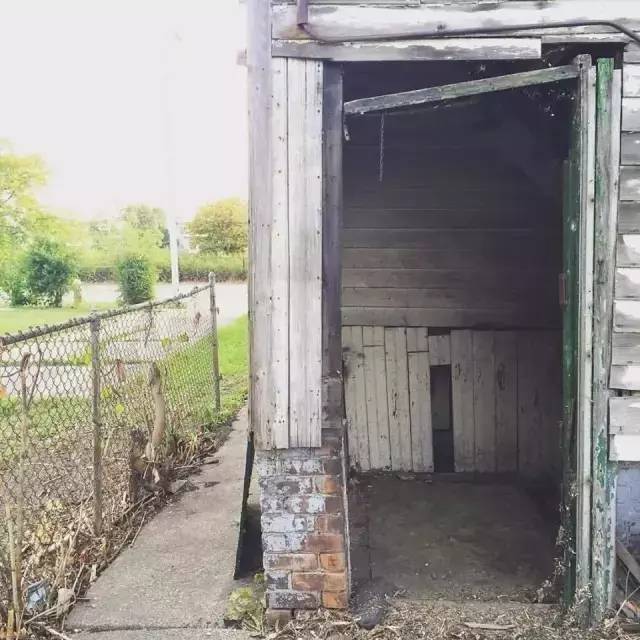 破败的房子重新焕发生机,原本破旧的房子变得焕然一新