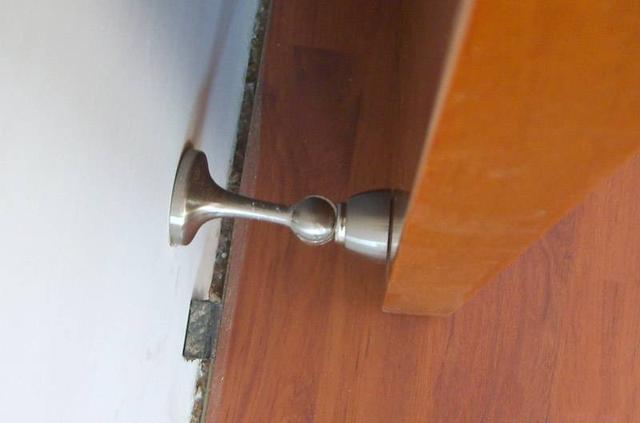 家里门吸坏了,房间门门吸装上面好吗