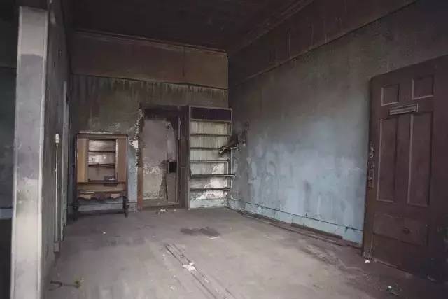 破败的房子重新焕发生机,原本破旧的房子变得焕然一新