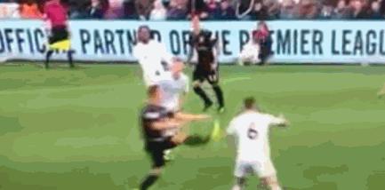 马内踢守门员被红牌罚下,曼城利物浦马内被红牌罚下