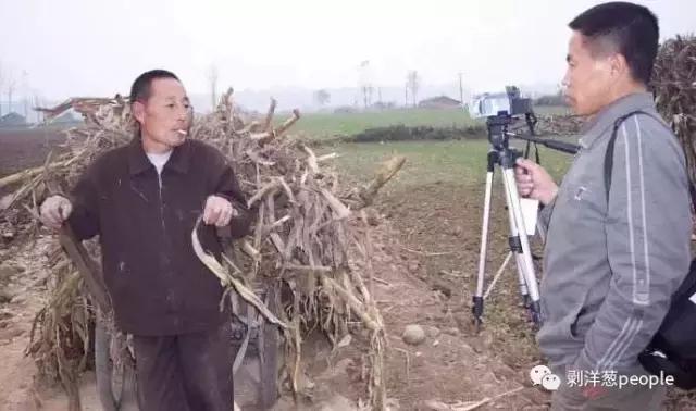 农民纪录片拍摄者张焕财:我就是一只脖子上挂着DV的“鸡”