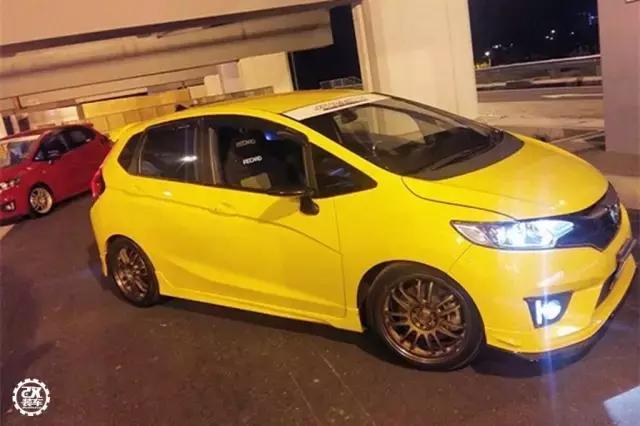 本田飞度改成骚黄色RS大包围，很黄很*力暴**