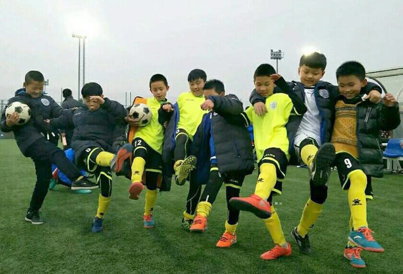 一群绿茵场上的追风少年,追风足球少年