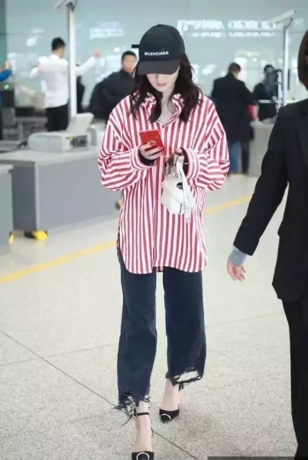 杨幂穿的gucci的格纹外套,杨幂celine上衣